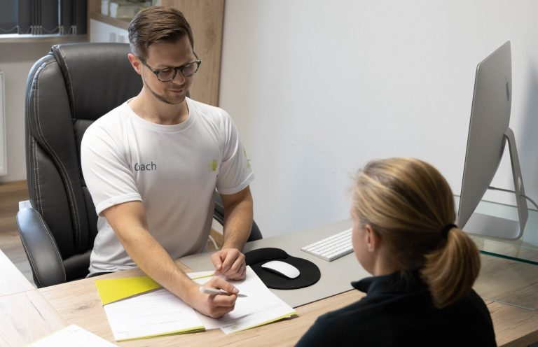 Personal Trainer Marcel Dibbern aus Hamburg bei einem Beratungsgespräch mit einer Kundin