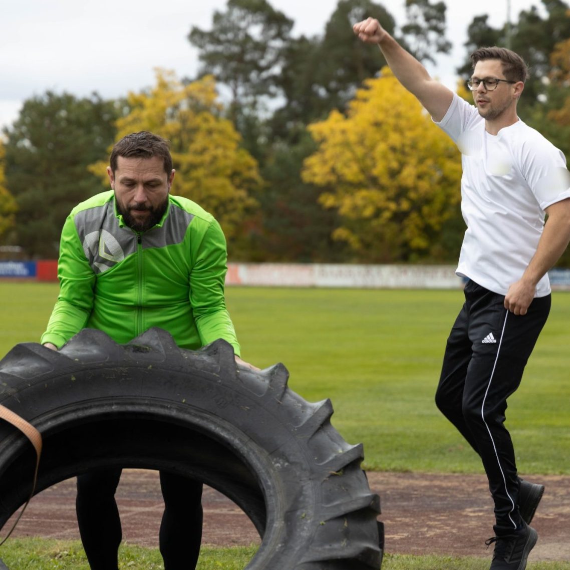 Marcel Dibbern motiviert seinen Kunden beim Personal Training in Hamburg