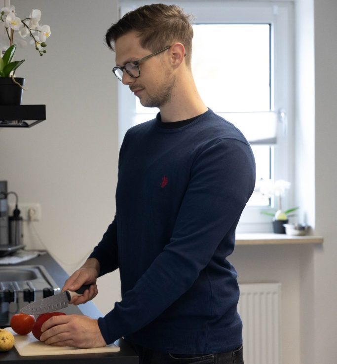 Marcel Dibbern Personal Trainer in Hamburg bei der Ernährungsberatung mit kochen