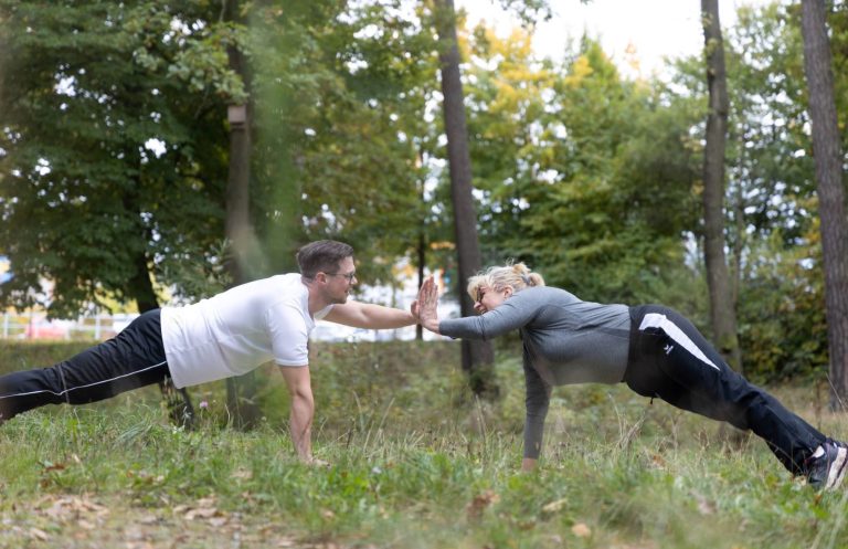 Coach Marcel Dibbern von Urbanletics bei einem Personal Training mit einer Kundin
