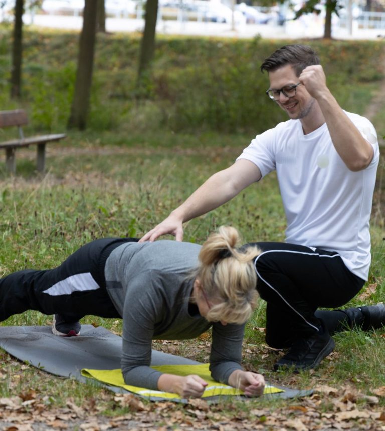 Marcel Dibbern beim Personal Training draußen in Hamburg, mit einer Kundin